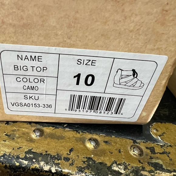 NEW woman’s Very G size 10 camo print sandals. - Picture 5 of 5